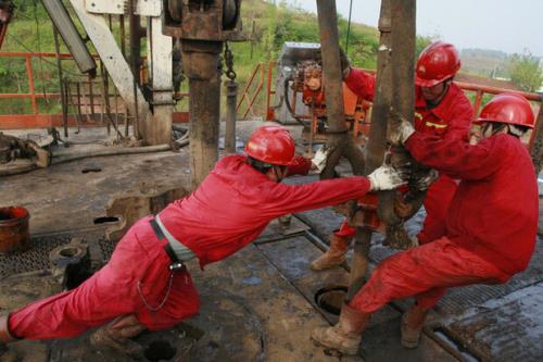حفر و تکمیل 45 حلقه چاه نفت و گاز در مناطق خشکی و دریایی کشور