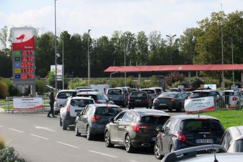 تلاش فرانسه برای پیشگیری از سهمیه بندی بنزین