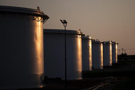 افزایش قیمت نفت به دنبال كاهش ذخیره سازی نفت آمریكا